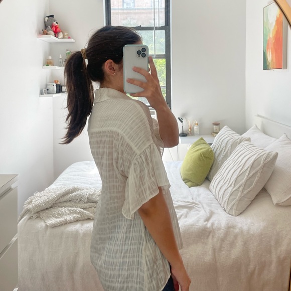 Alice + Olivia Edyth Ruffle Short Sleeve Blouse - Picture 2 of 6